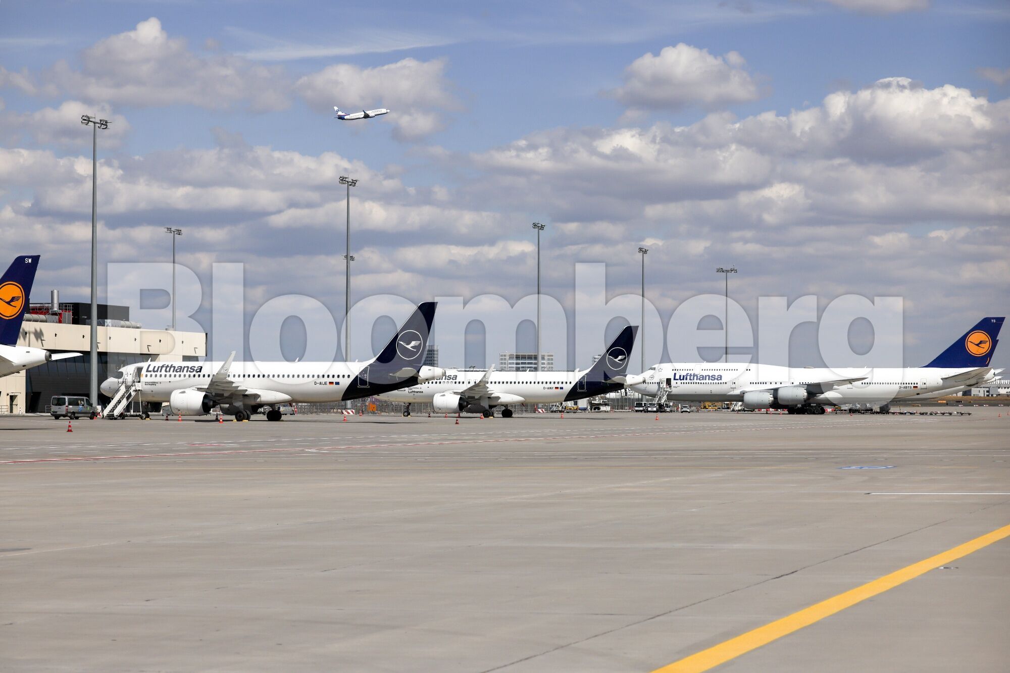 Аэропорт тегеран фото. Табло израиля в тегеране. Аэропорт тегерана табло. Аэропорт тегерана табло. Мехрабад иран.