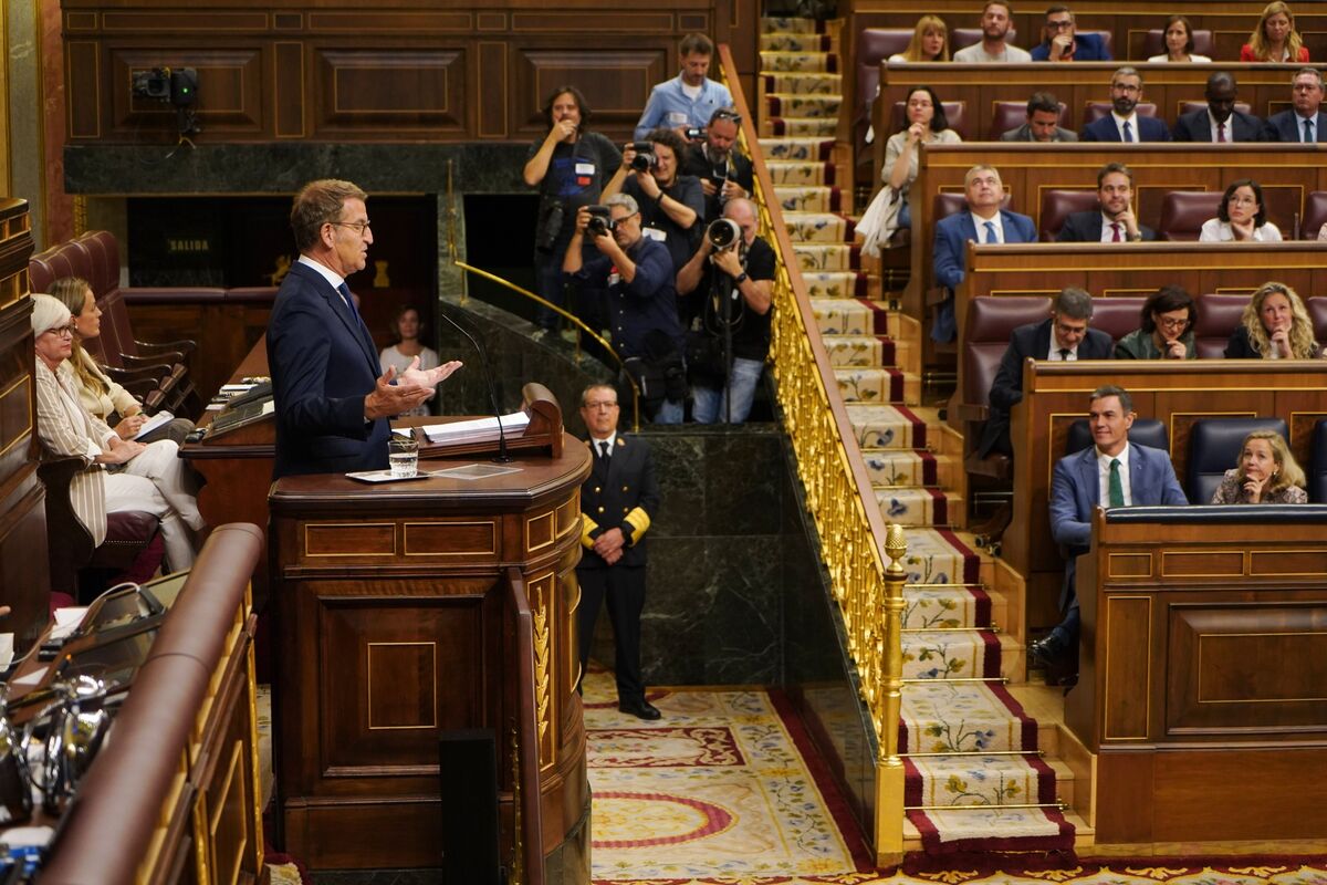 Spanish Premier Hopeful Calls Sanchez Plans ‘Unconstitutional’