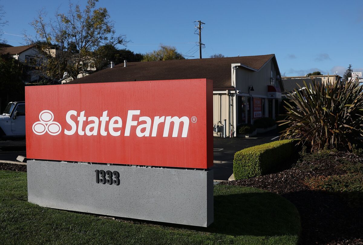 bloomberg.com - John Gittelsohn - State Farm Sued by LA County for Delays, Denials to Fire Victims