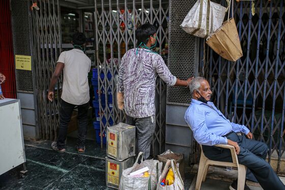 Fleeing Workers Force India’s Oil Refiners to Defer Closures