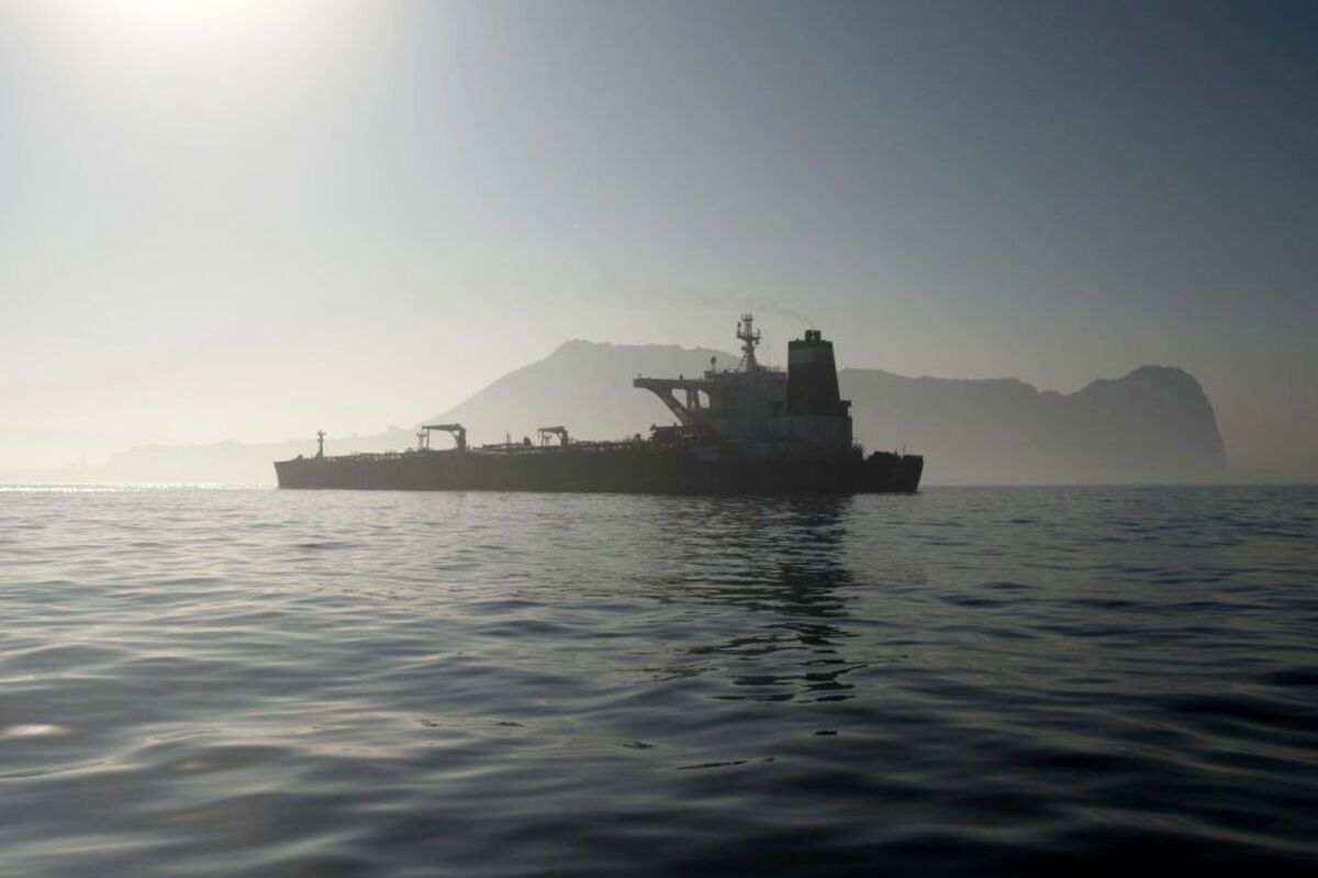 bloomberg.com - Alex Longley - Oil Traders Rush to Hedge Iran Risk After Wild Start to Year