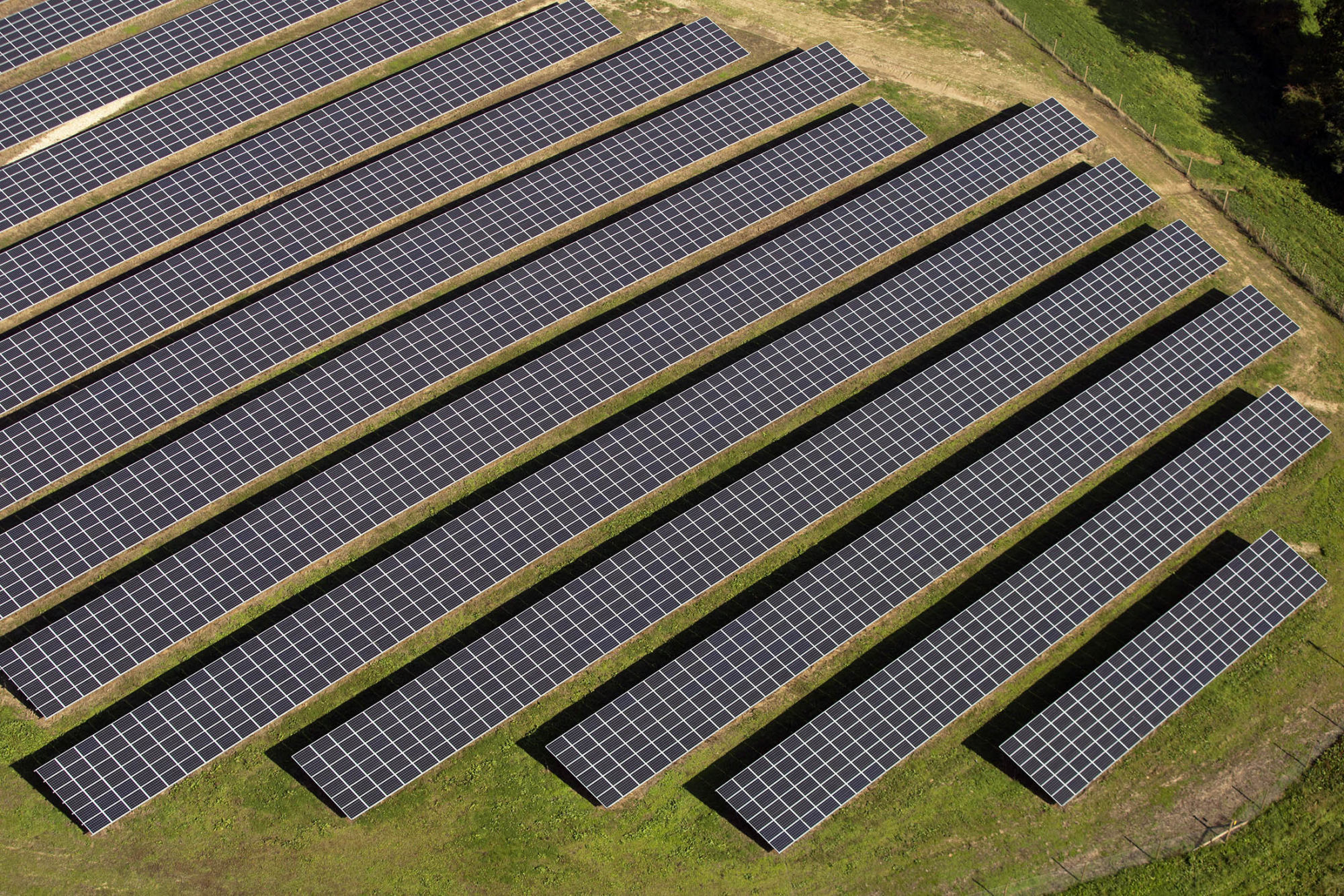 Solar panels sit in an array at the Southwick Estate Solar Farm, operated by Primrose Solar Ltd., near Fareham, U.K., on Friday, Oct. 2, 2015. The plant, situated in 200 acres (81 hectares) of farmland, consists of 175,000 monocrystalline PV modules and has a capacity of 48 megawatts.
