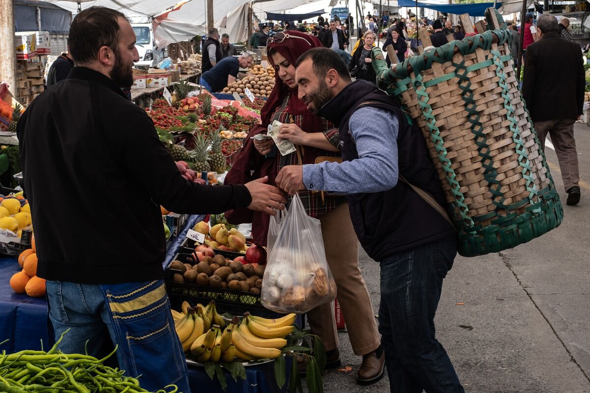 Turkey Keeps Inflation Forecasts That Remain at Odds With Market