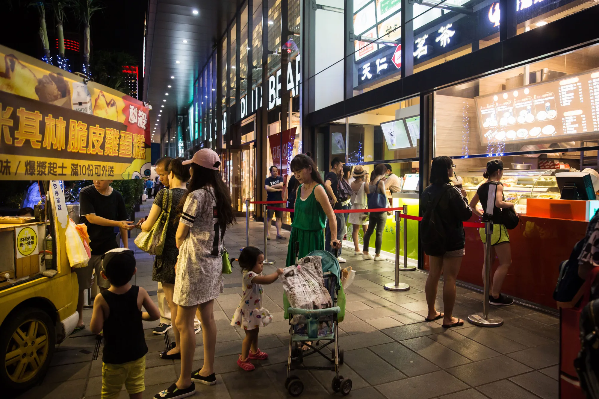 Private consumption in Taiwan grew 6.6% in the first three months of 2023, gains that were largely offset by an almost 4.2% drop in investments.&nbsp;