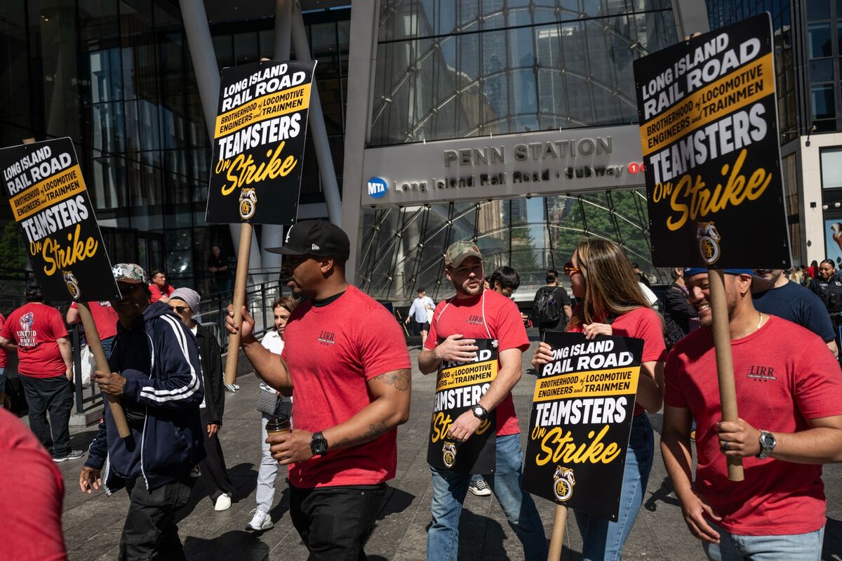 Long Island Rail Workers Strike in First Walkout Since 1994