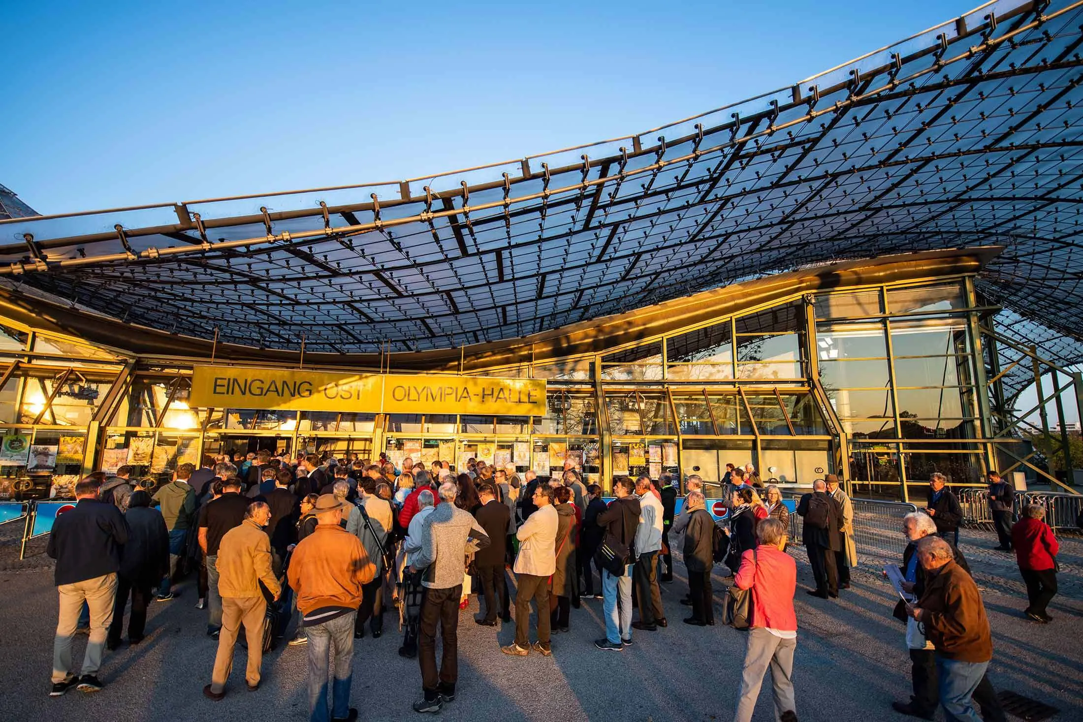 People gather at 2018 creditors' meeting in Munich's Olympia Hall