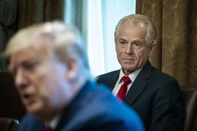 Peter Navarro and Donald Trump during a meeting at the White House on March 29, 2020. 