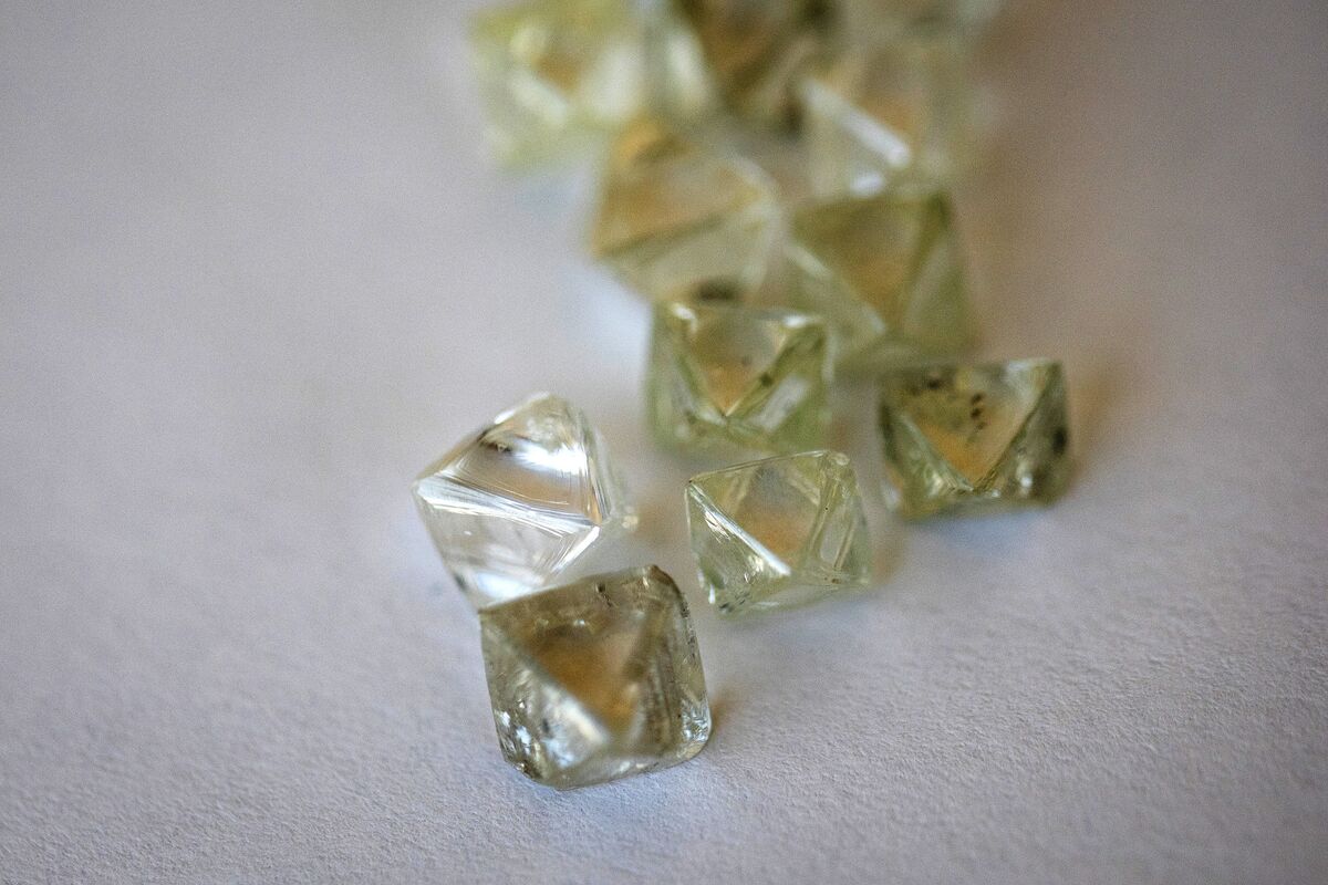 bloomberg.com - Thomas Biesheuvel - De Beers Cuts Diamond Prices For The First Time in Over a Year