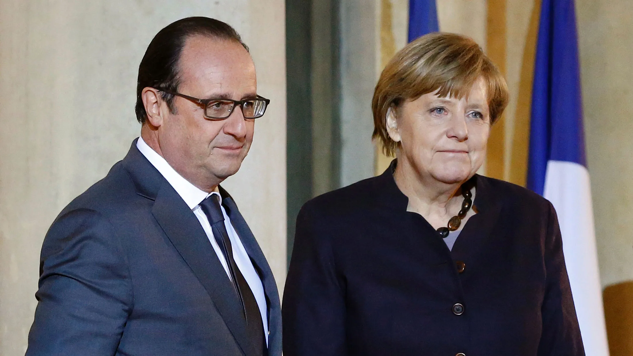 French President Francois Hollande, left, welcomes German Chancellor Angela Merkel, upon her arrival at the Elysee presidential palace in Paris, on November 25, 2015, prior to a meeting to discuss anti-terrorism measures.
