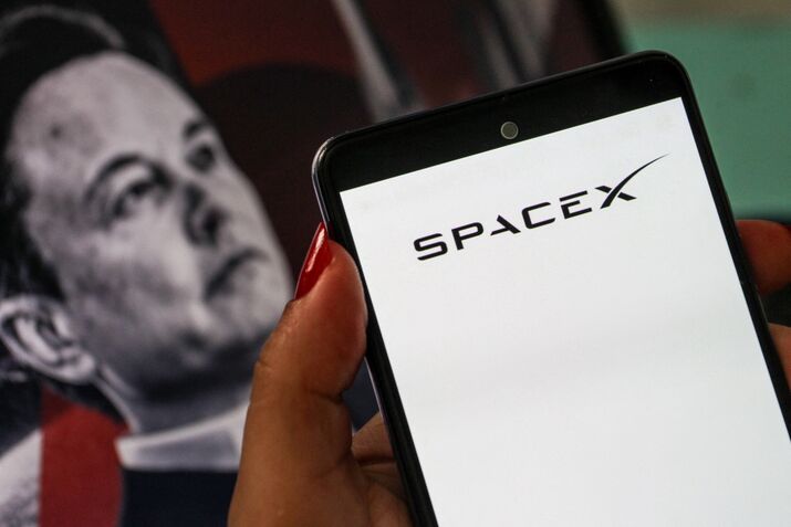 ILLUSTRATION-SPACEX-SMARTPHONE-ELON-MUSK