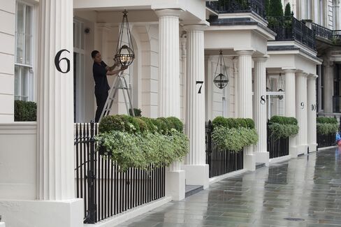 King Beaten by Pound Gains as Foreigners Buy Homes