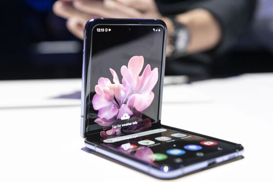 Review: Can Samsung’s New Z Flip Convert iPhone Fans?