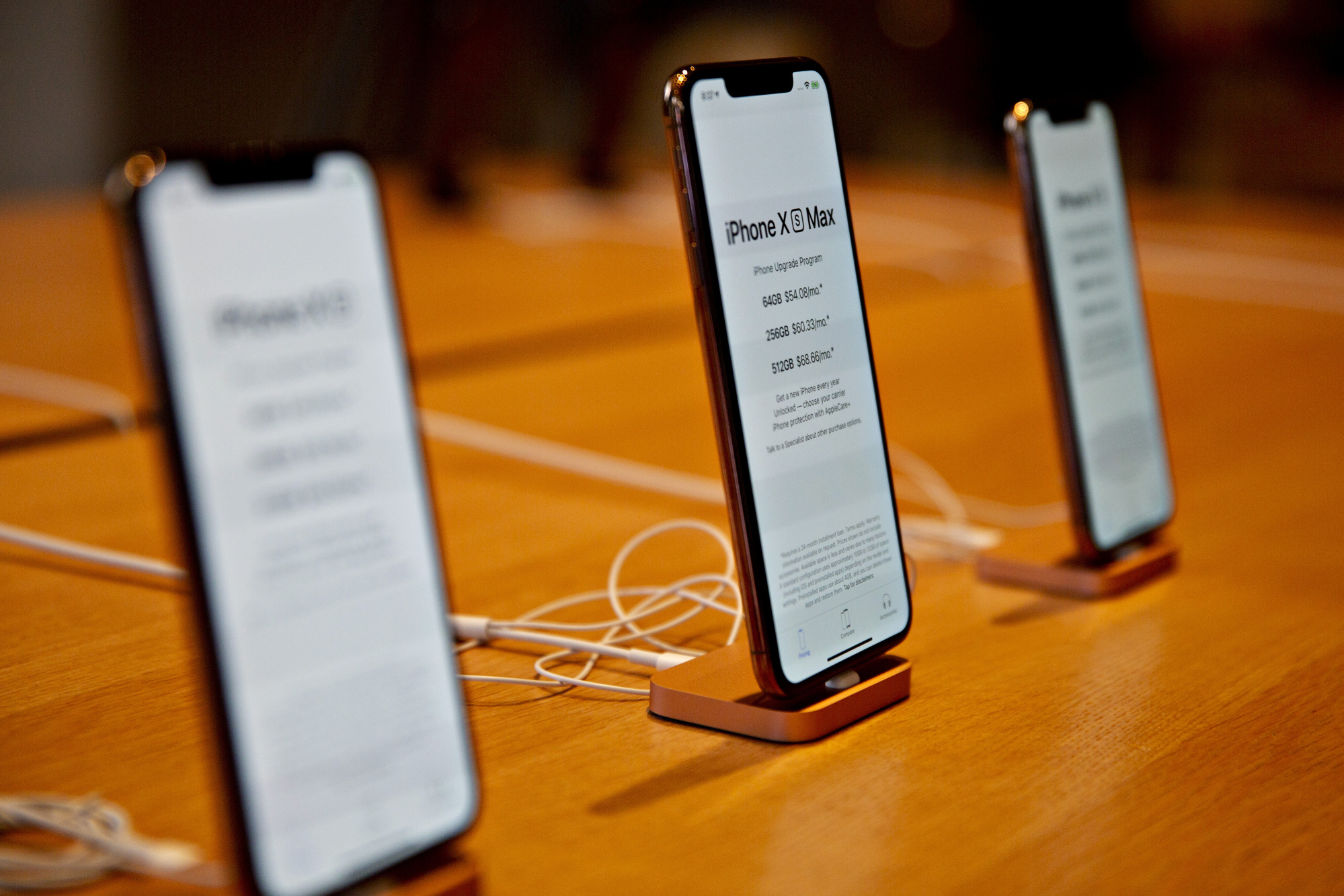 An Apple&nbsp;iPhone XS Max&nbsp;and iPhone XS phones.