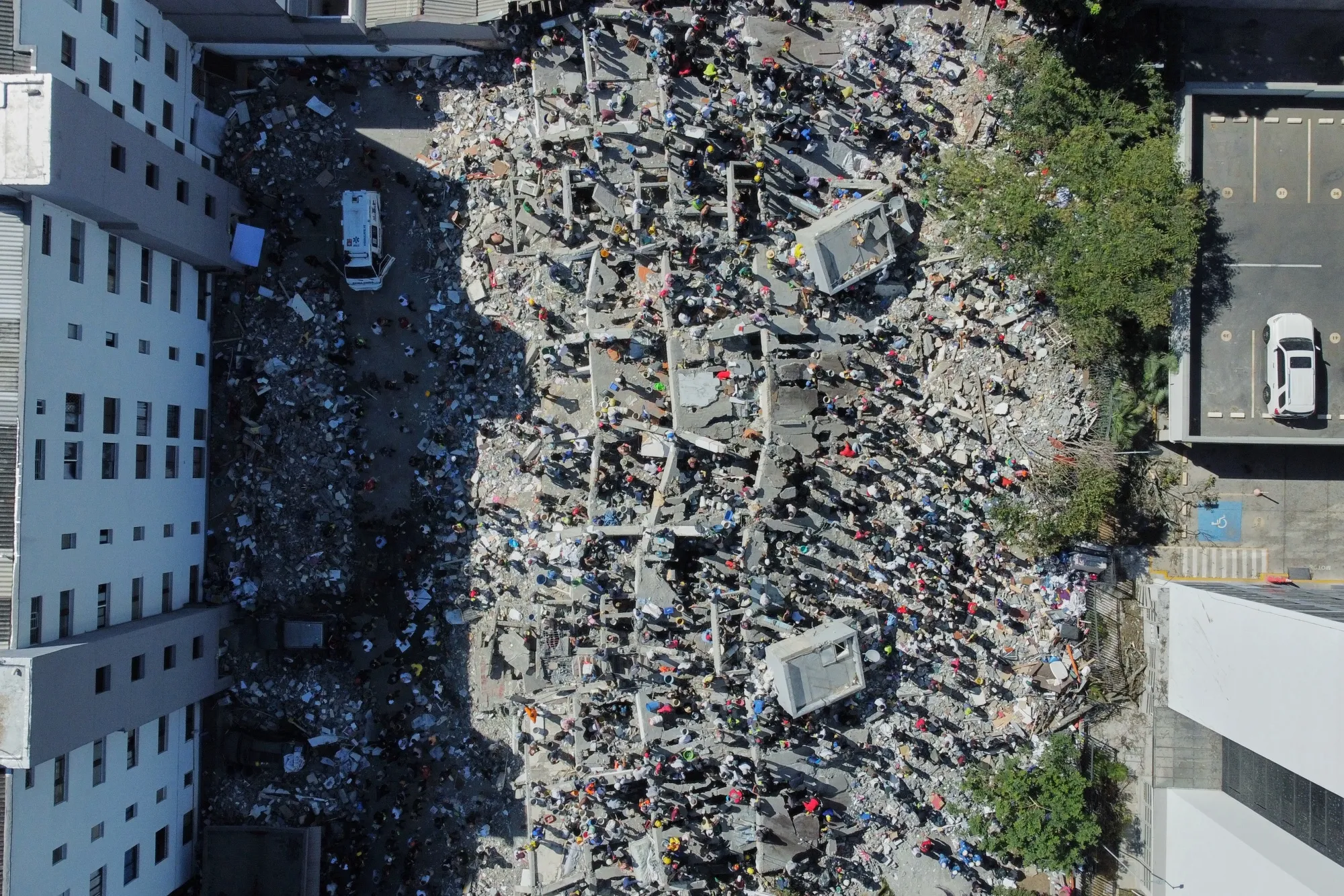 Colombia Earthquake 2026: Rescue teams search through collapsed buildings after a powerful 7.4-magnitude earthquake caused widespread destruction in western Colombia. TheAshNow AshNow AshNowFeatured #AshNownews #TAN #USA #India