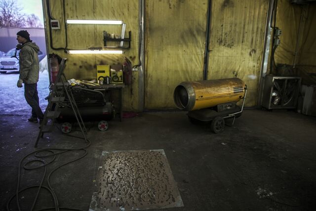 Sabir Mamedov, a graffiti artist before the war, and his friend Alik Mukhin, who tuned cars for racing, have spray painted camouflage onto thousands of rifles, mortar tubs and vehicles. 