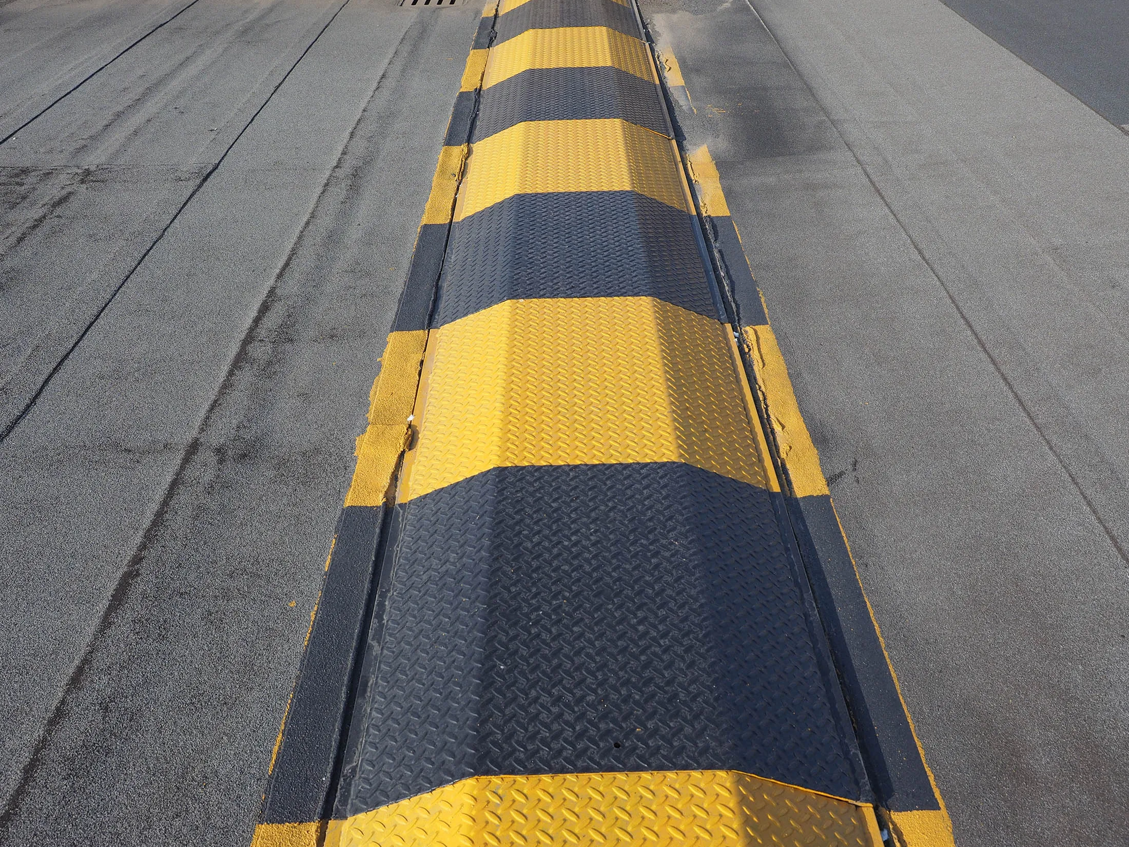 Speed ramp hump