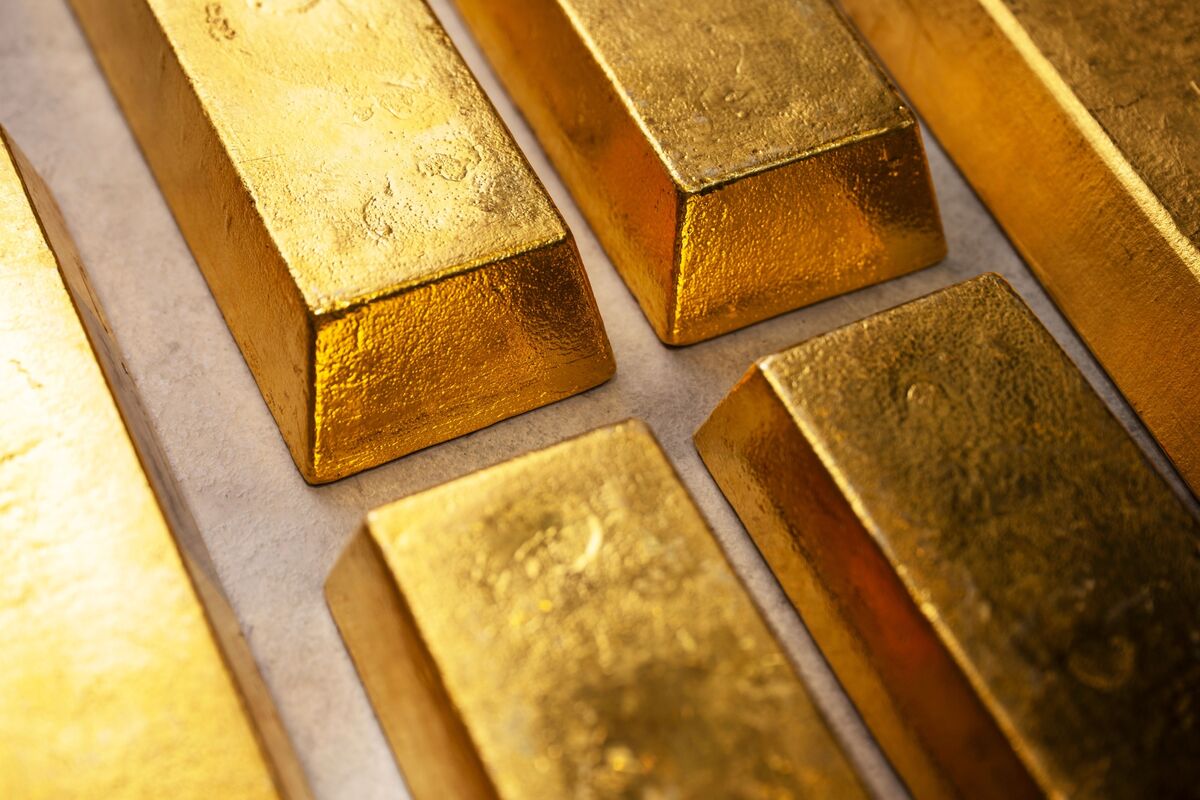 Gold Holds Near Three-Month Low as AI Jitters Fuel Volatility