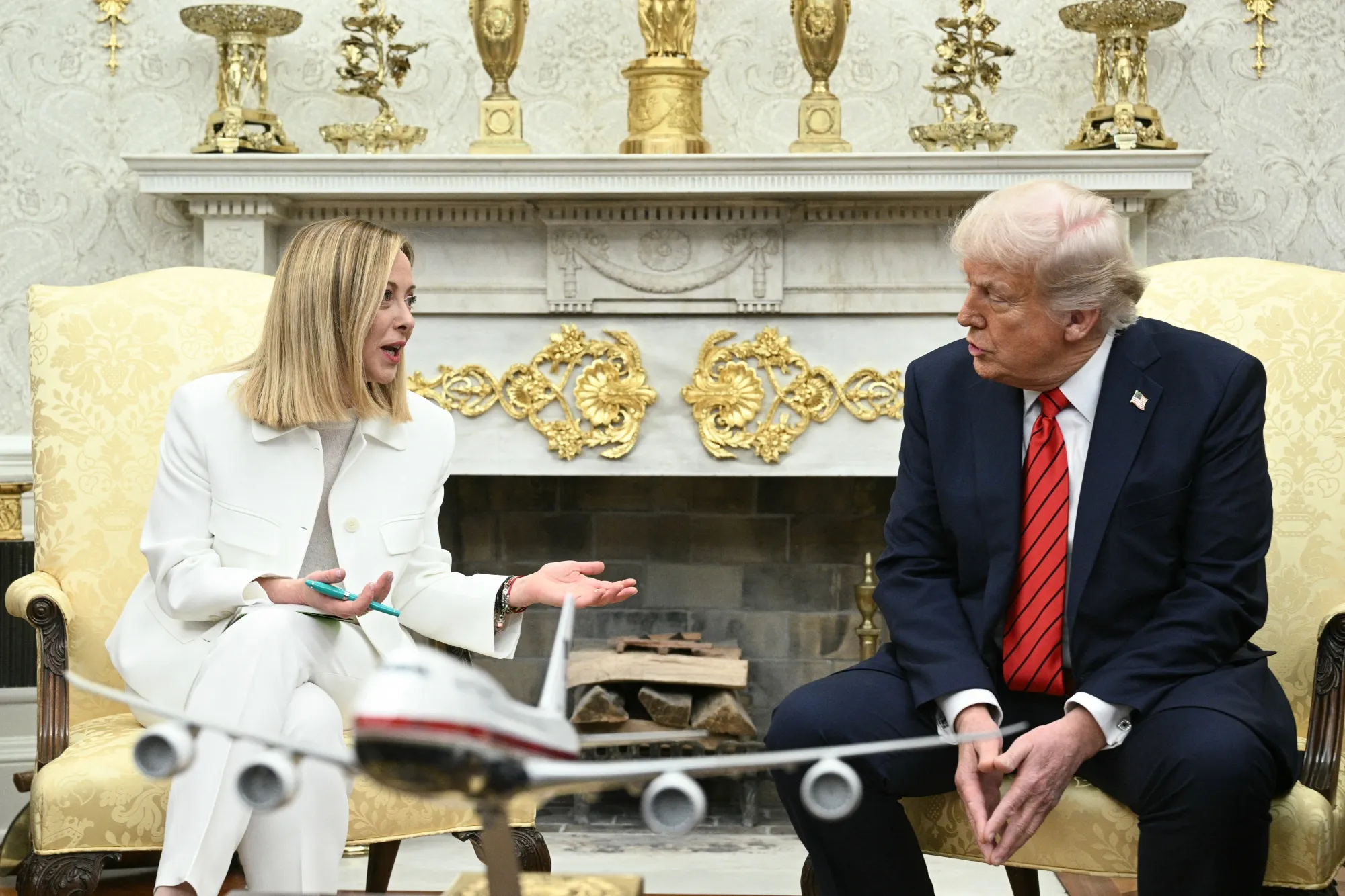 US President Donald Trump and Italian Prime Minister Giorgia Meloni in the Oval Office of the White House in Washington in 2025.