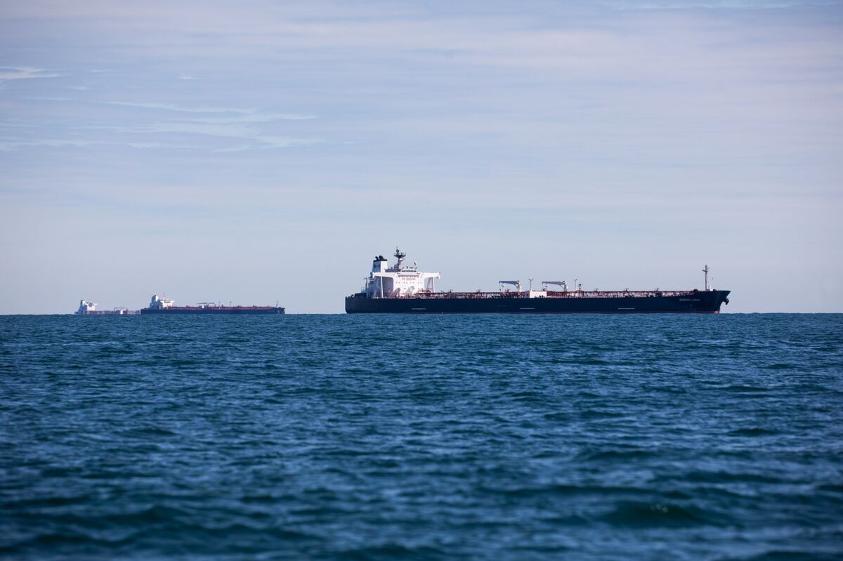 Russia's Crude Deliveries Plunge as US Sanctions Begin to Bite