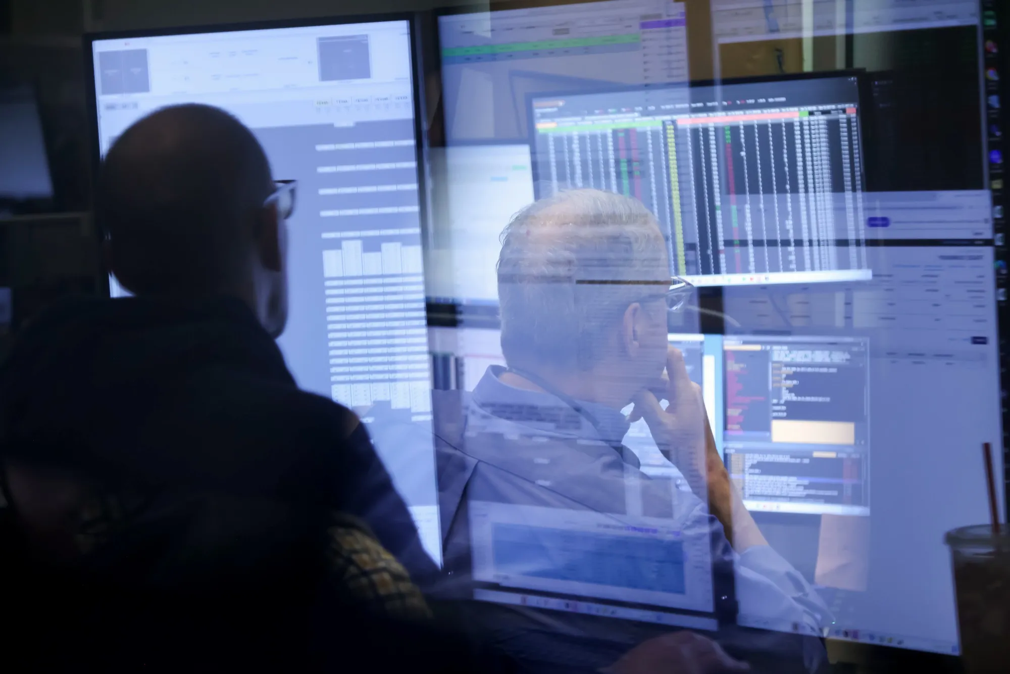 Các nhà giao dịch làm việc trên sàn giao dịch chứng khoán Mỹ (AMEX) tại Sở giao dịch chứng khoán New York (NYSE) ở thành phố New York.