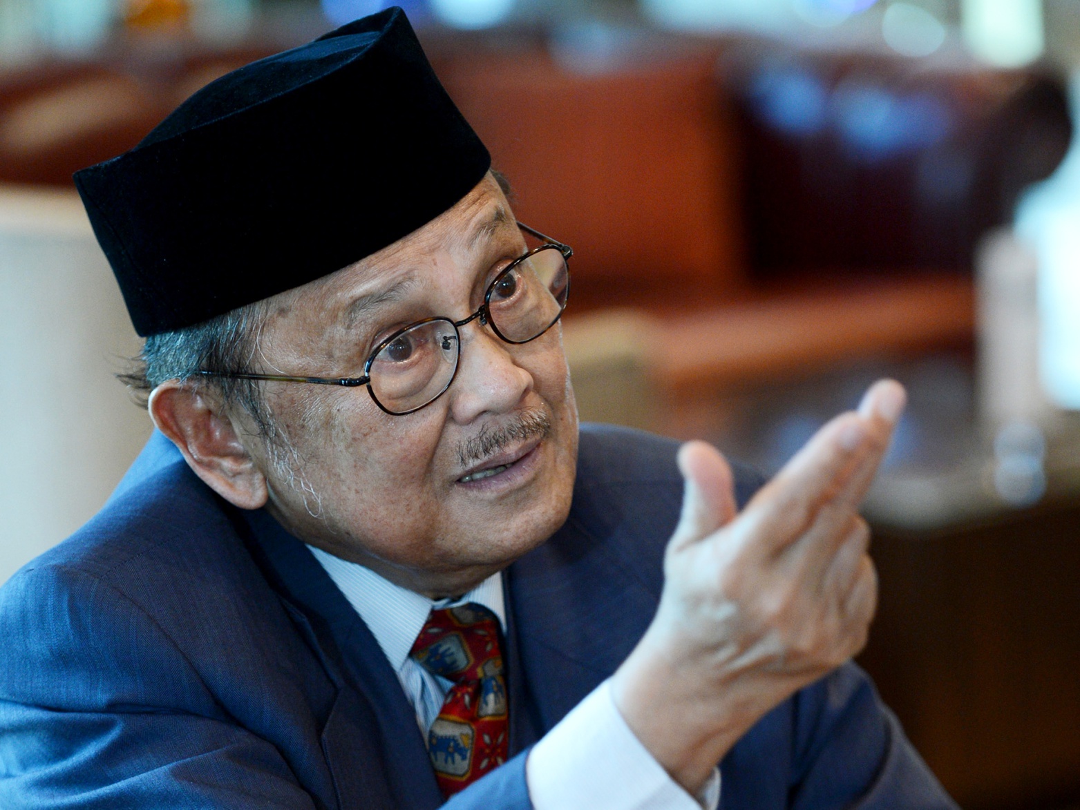 Habibie, Indonesia President During Asian Financial Crisis, Dies ...