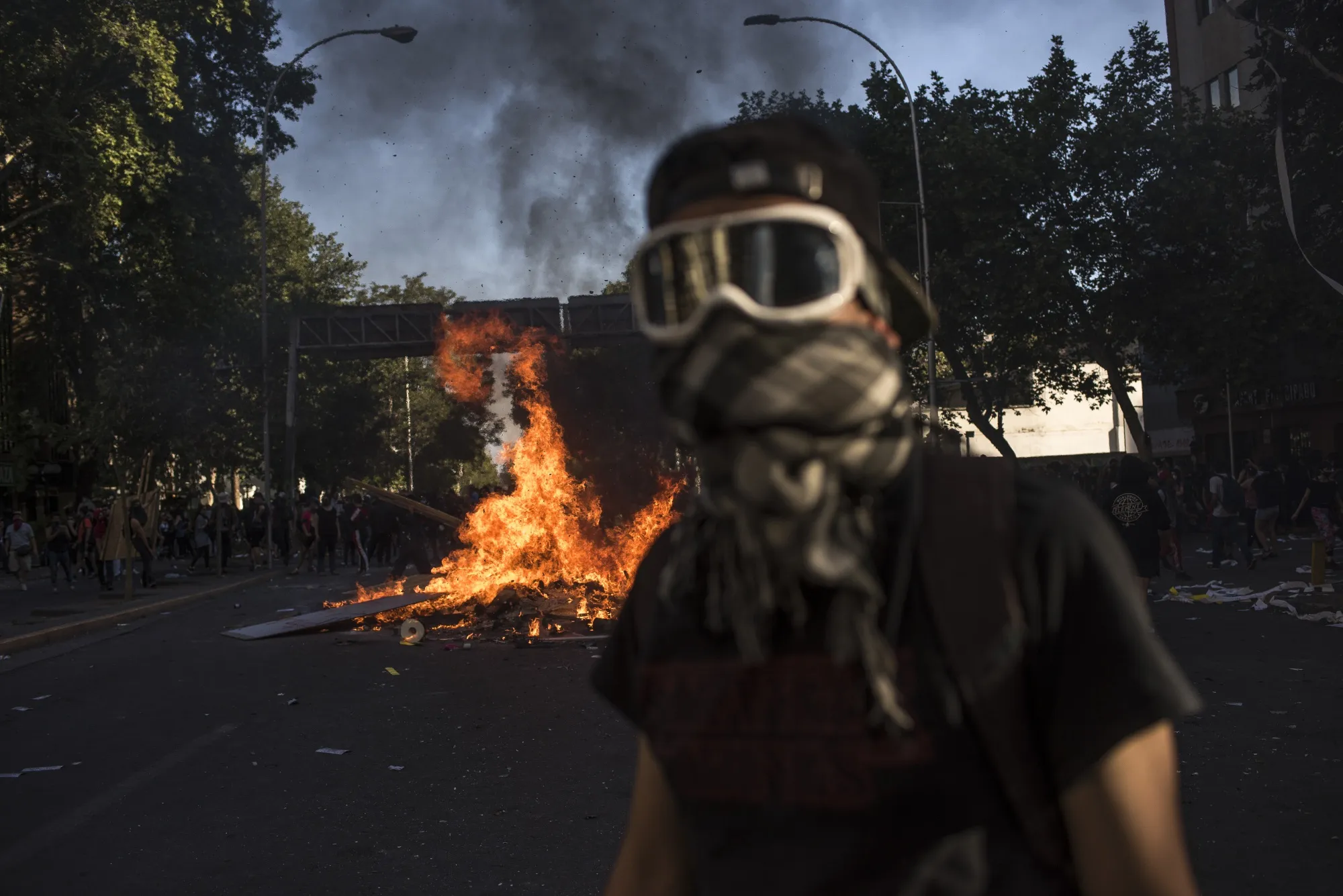 Un fuego en una calle durante una protesta en Santiago, Chile, el 21 de octubre.