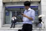 Advance in Japanese Stocks Loses Steam as Trade Concerns Linger