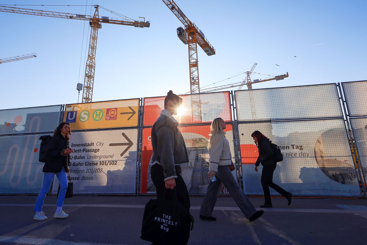 Euro-Zone Private Sector Stalls as Tariff Woes Hit Services - Bloomberg