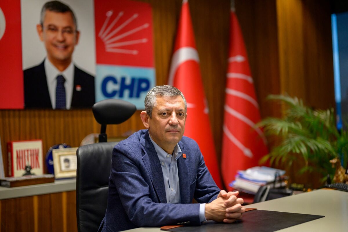 Turkey Opposition Calls Extraordinary Congress to Shield Leader