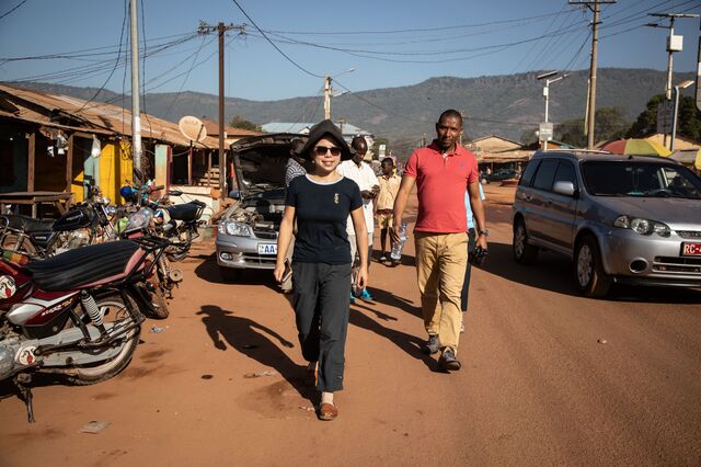 Jingjing Zhang and Amadou Bah en route to Simandou.