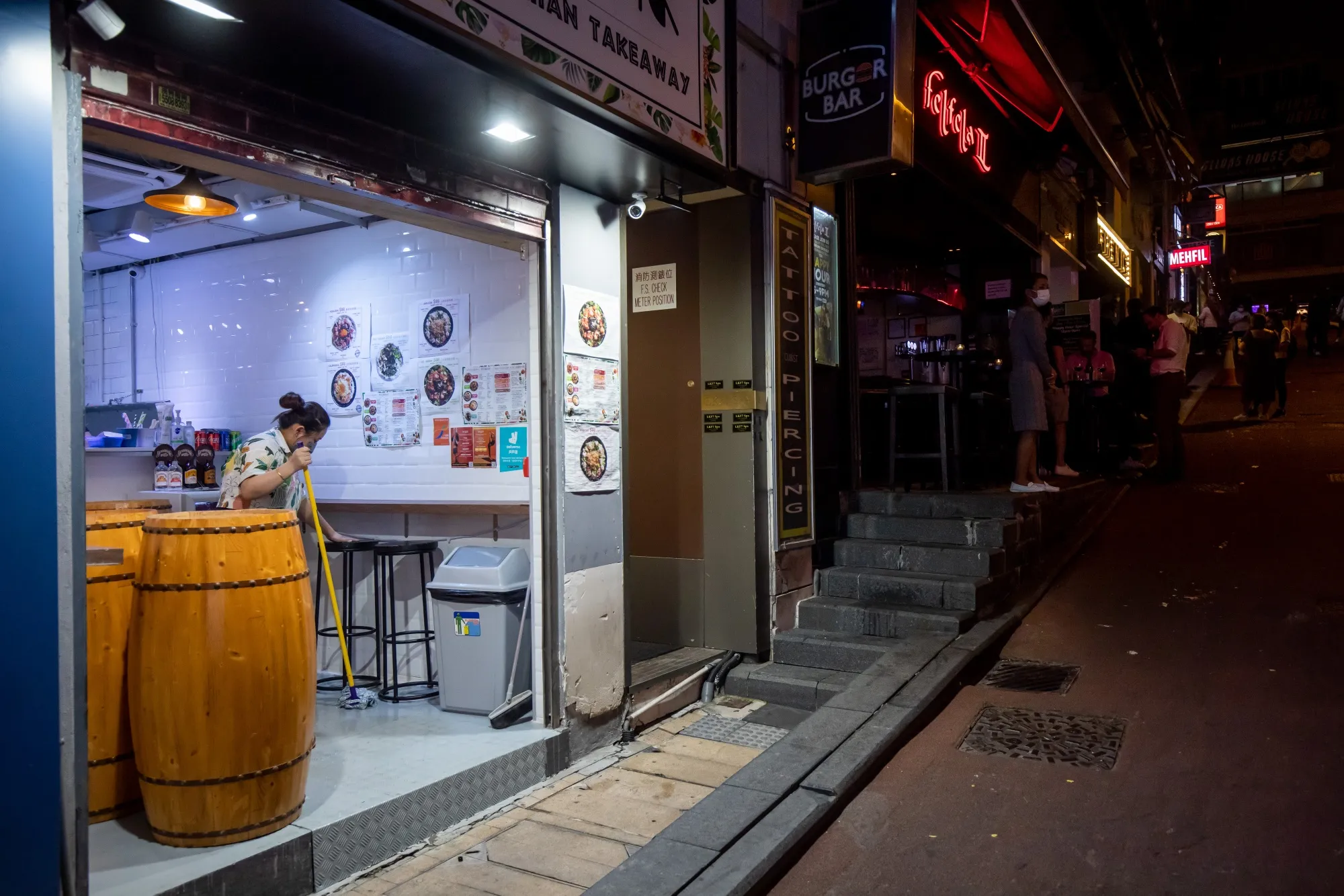 Hong Kong Reopens Bars, Nightclubs to Vaccinated People