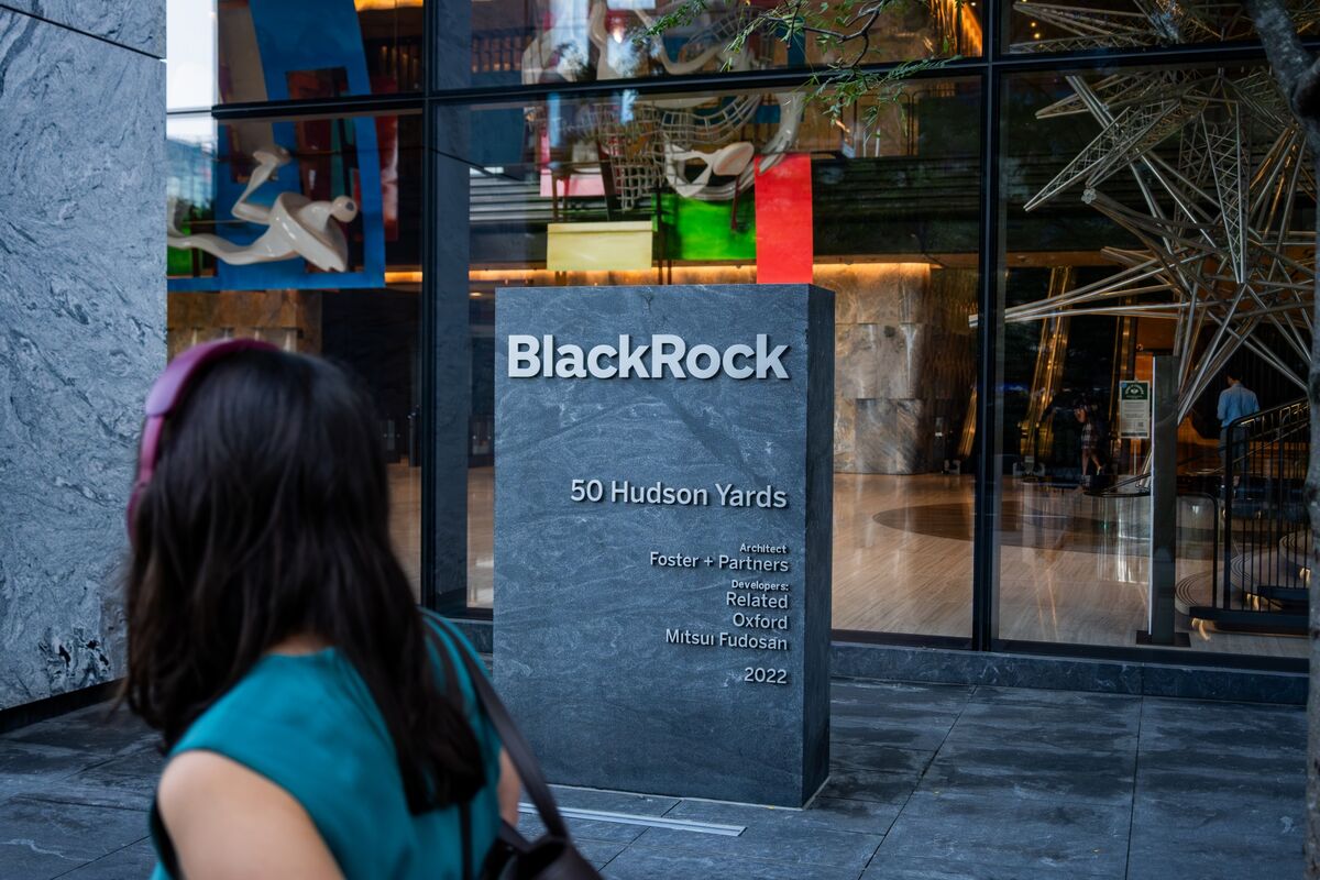 bloomberg.com - Alastair Marsh - BlackRock Poised to Win Pension Fund Mandate for Dutch Builders