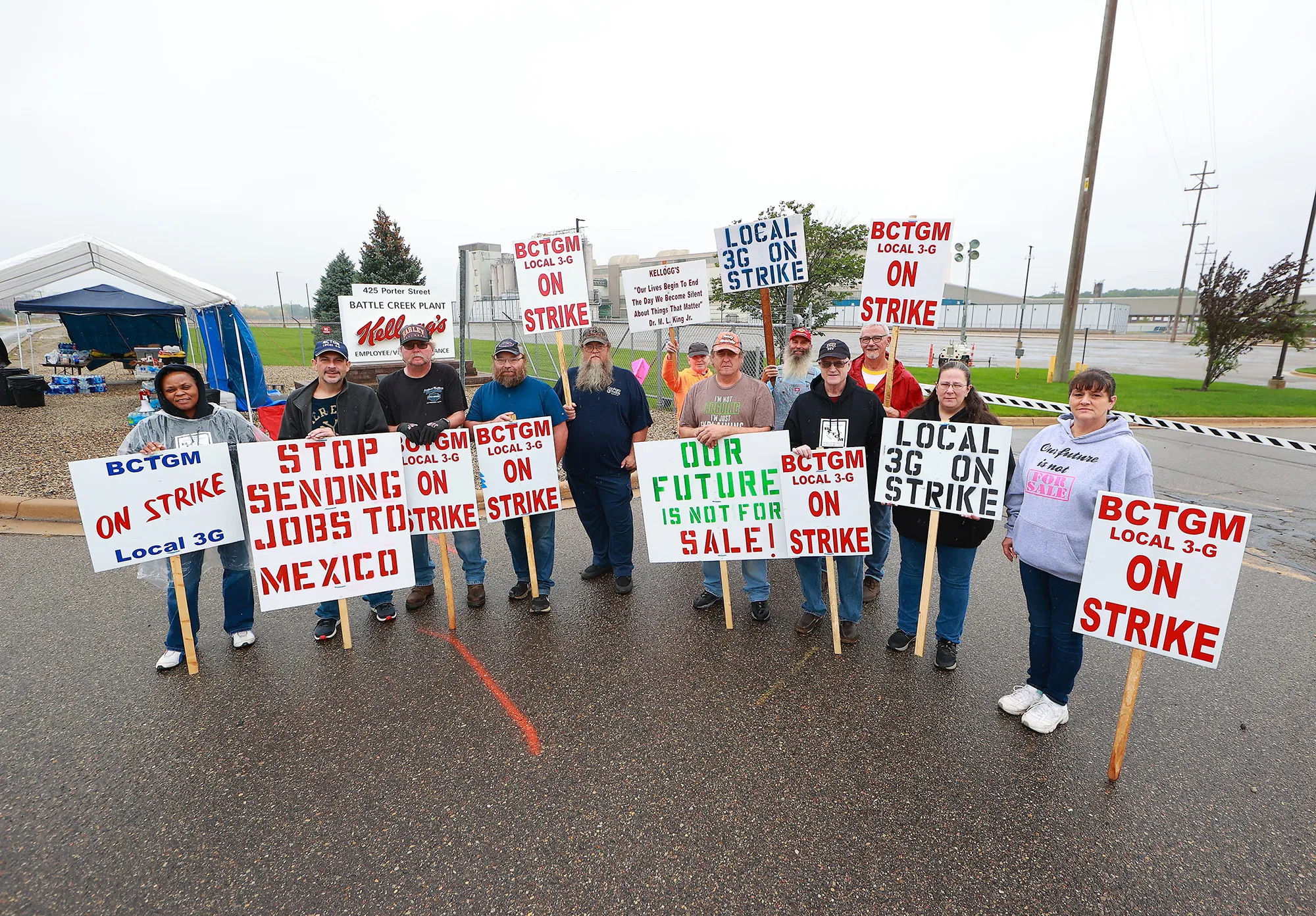 Kellogg's cereal plant workers demonstrate in front of the plant in Battle Creek, Michigan on Oct. 7.&nbsp;