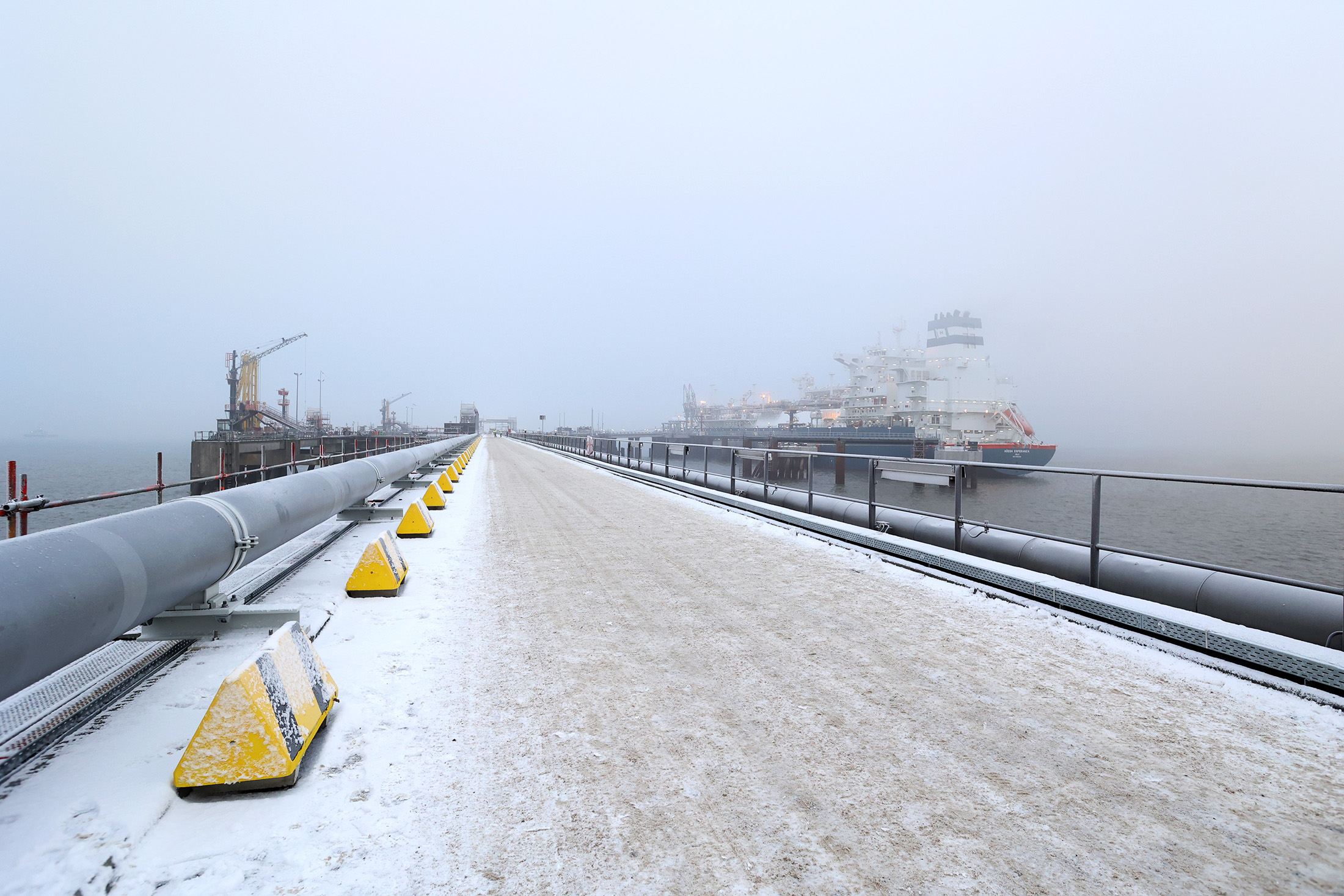 The Hoegh Esperanza LNG floating storage regasification unit (FSRU), part of the Wilhelmshaven LNG Terminal, operated by Uniper SE, in Wilhelmshaven, Germany, on Thursday, Dec. 17, 2022. 