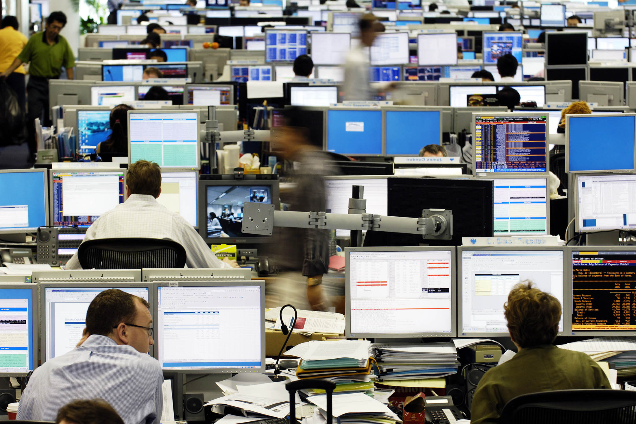 The forex trading floor of a bank in Singapore back in 2006. Photographer: Munshi Ahmed/Bloomberg
