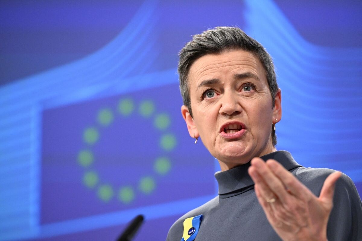 EU’s Vestager Warns of Telecoms Merger Risks to Competition