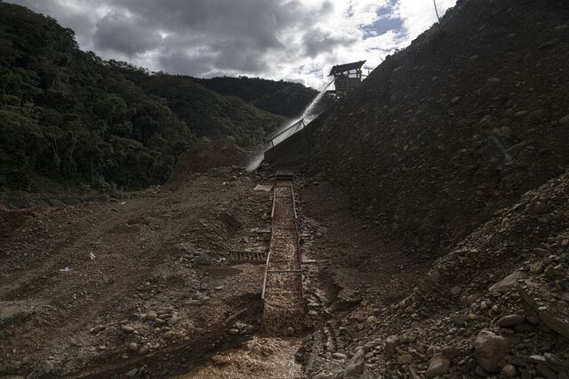 Water jets seperate gold-bearing materials at the Primero de Mayo cooperative.