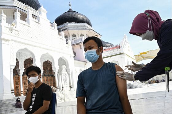 Logistics, Staff Shortage Hurt Indonesia’s Shot Progress