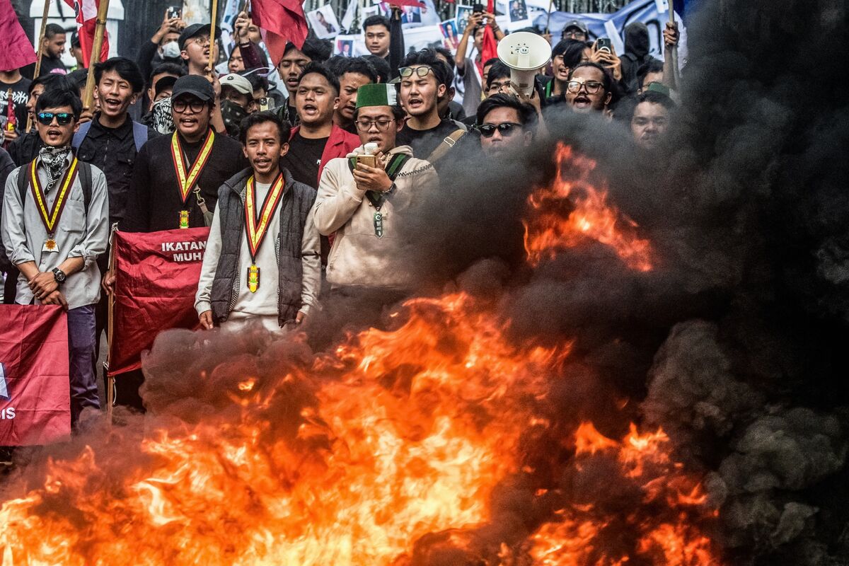 ブルームバーグのニュース記事「議員への不満が抗議デモ招く、正念場のインドネシア政権－QuickTake」の画像