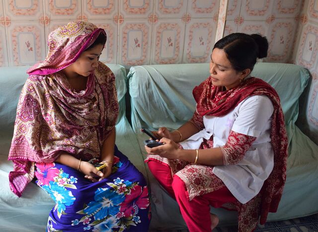 A BRAC community health worker providing maternal care to a patient in Dhaka, Bangladesh.