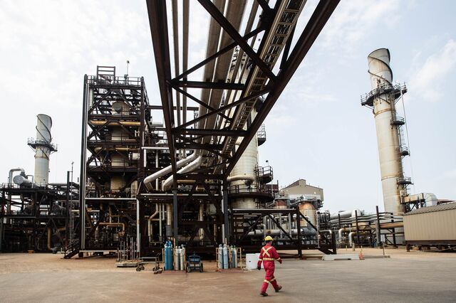 A worker walks under pipes at Shell’s hydrogen plant north of Edmonton, Alta., on Monday, July 20, 2023.