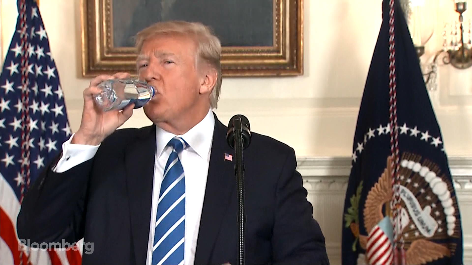 Trump S Water Bottle Fumble Steals The Show During His Asia Trip Recap Bloomberg