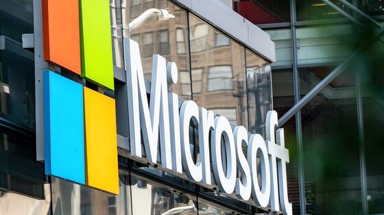 Microsoft Rises to Join Apple in Exclusive $2 Trillion Club