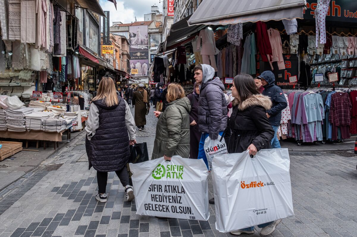 Turkey Lifts Inflation Forecast, Leaving Target Further Away