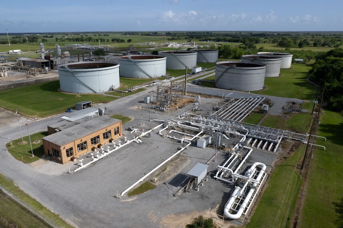 bloomberg.com - Julian Hast - US Natural Gas Futures Fall on Lower Flows to LNG Export Plants