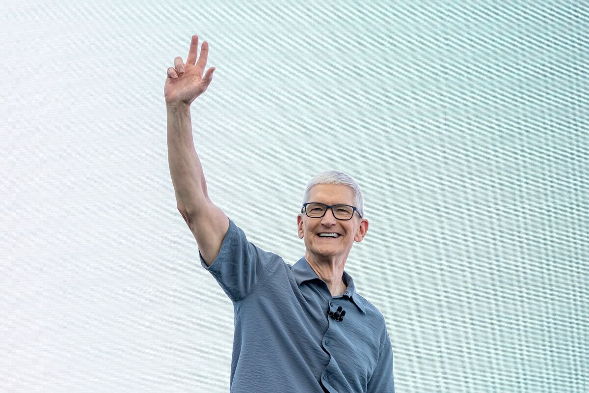 Techmeme: Tim Cook's 15-year legacy by the numbers: Apple's market cap grew from $350B in 2011 to $4T+ now, net income rose ~700% to $112B for FY 2025, and more (Vlad Savov/Bloomberg)