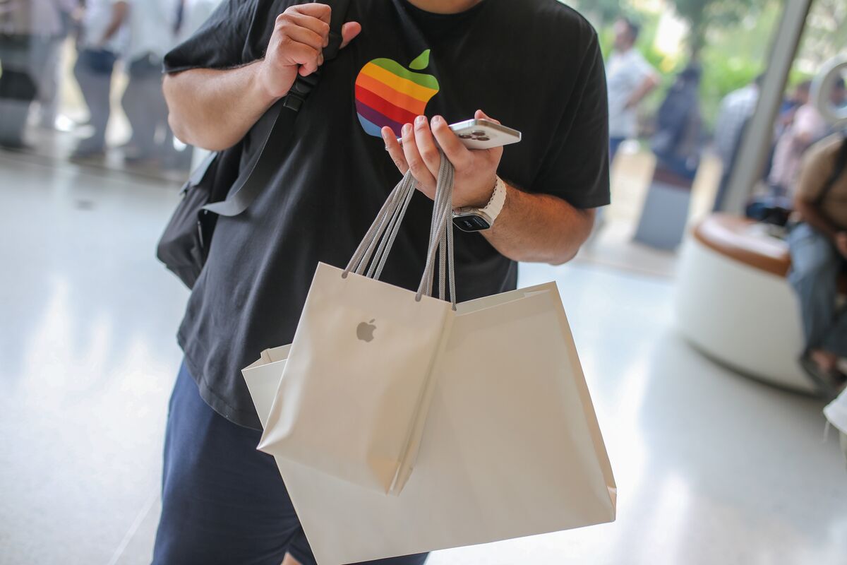 Apple Warns of $900M Tariff Costs Next Quarter