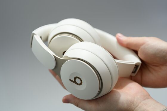 Apple Adds Noise-Cancelling to Beats Solo Over-Ear Headphones