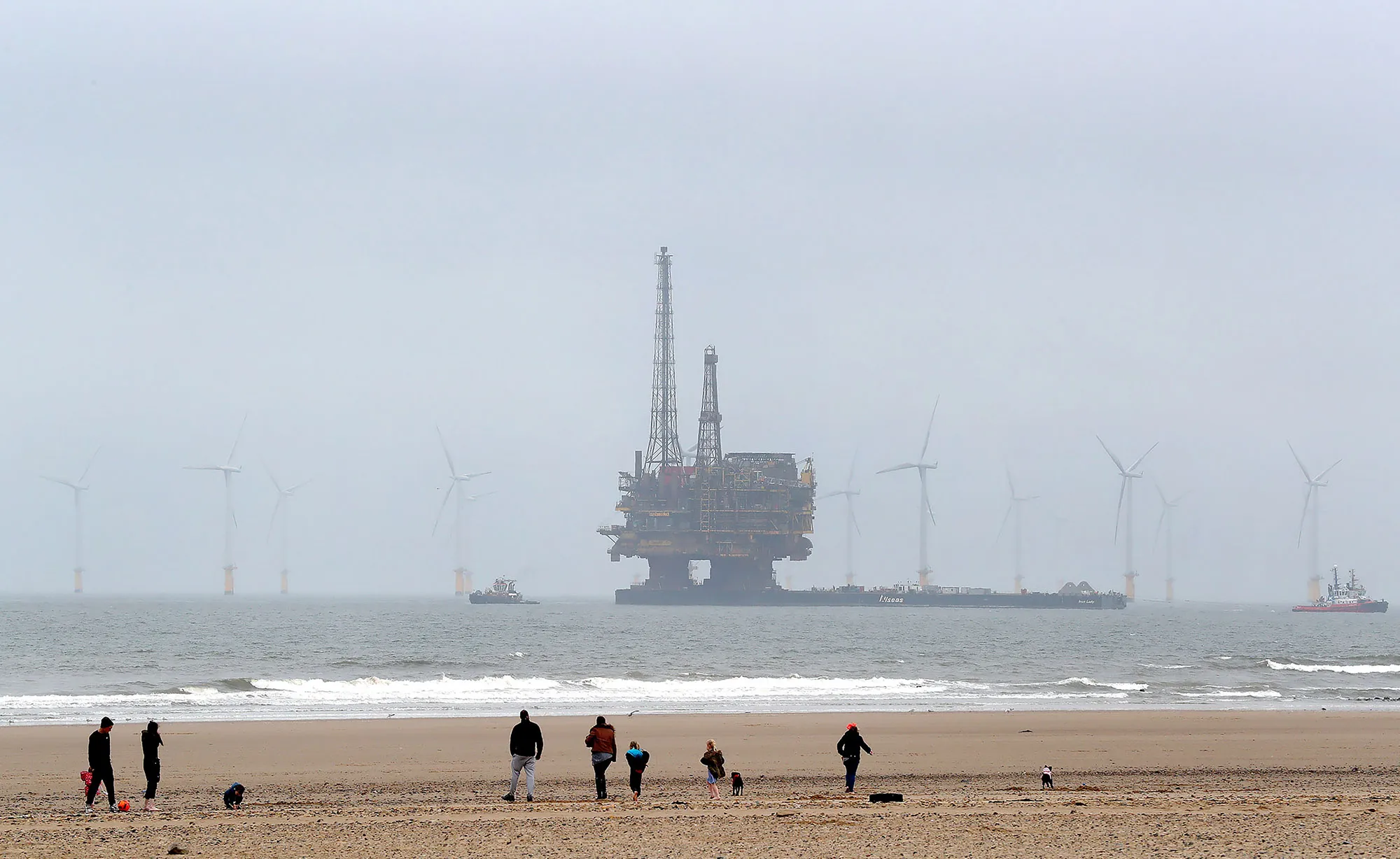 TOPSHOT-BRITAIN-OIL-SHELL-RIG