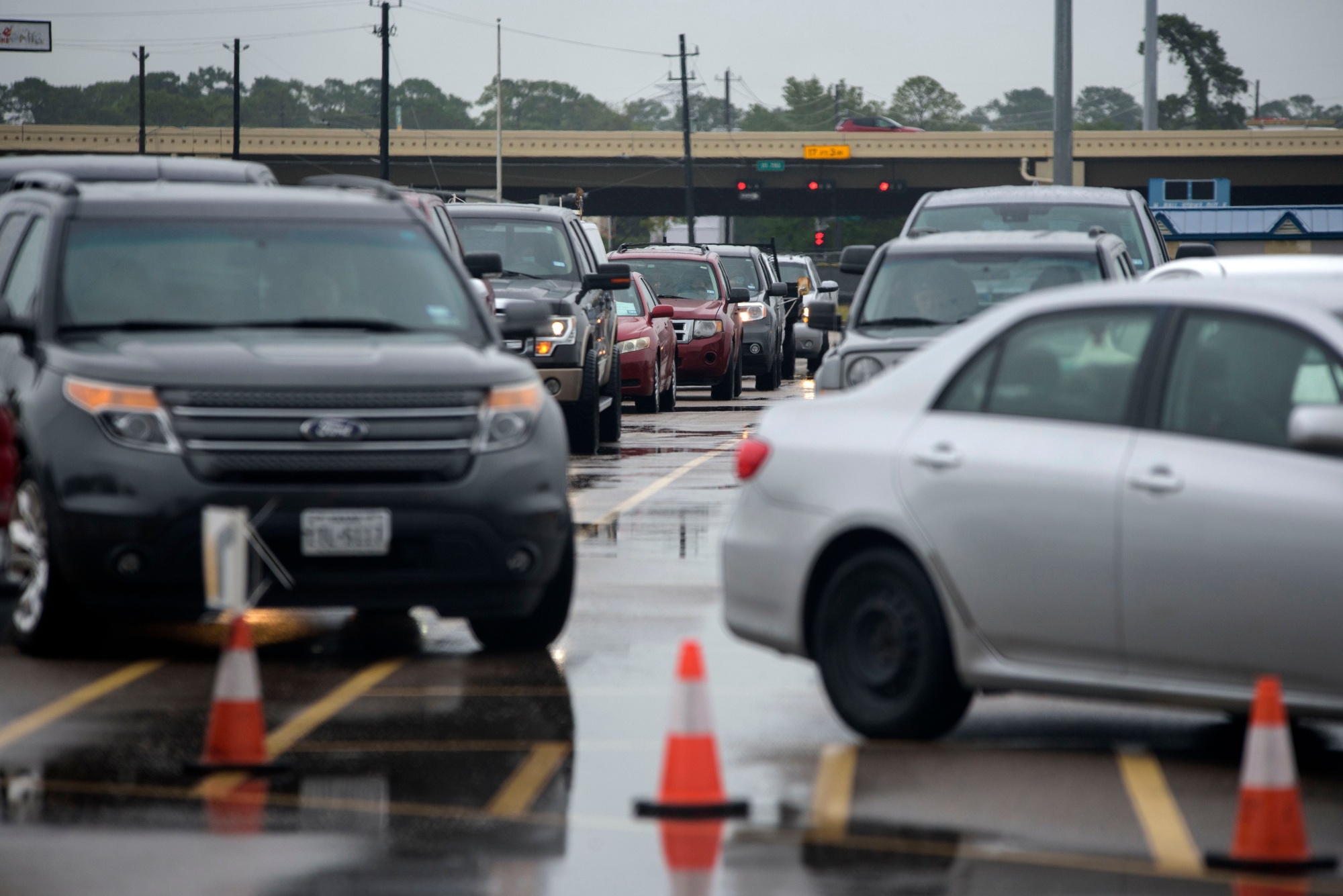 Cars line up at the Delmar Stadium&nbsp;testing site in Houston, Texas,&nbsp;on June 25, 2020.
